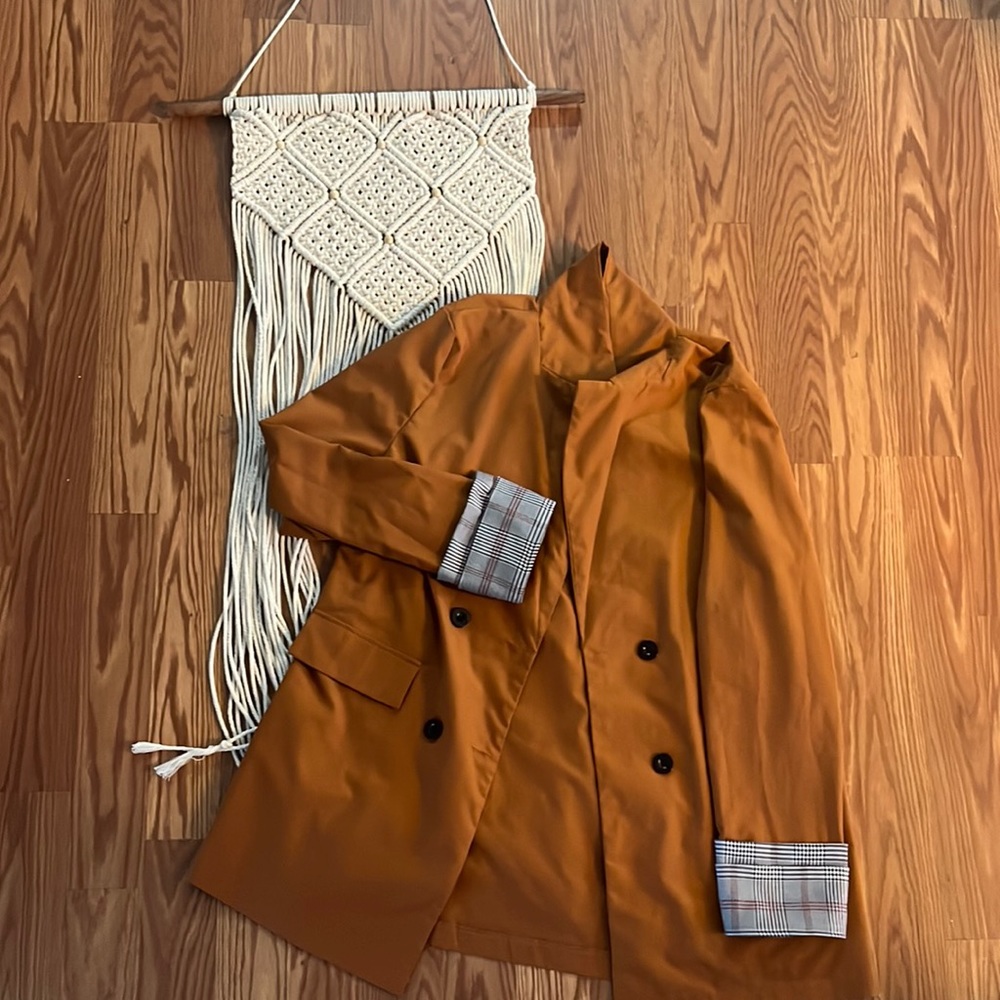 Light jacket with plaid cuffs